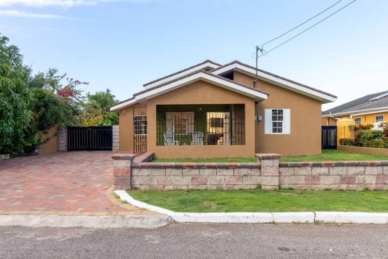 Private Pool DraxHall Gated Gym Tennis Full AC