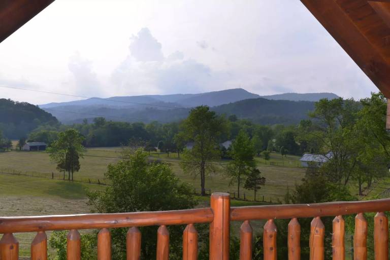 Pigeon Forge Pet Friendly Mountain Views Hot Tub Fireplace WiFi — photo 3
