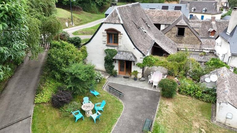 Gite with terrace, BBQ & yard in Lourdes