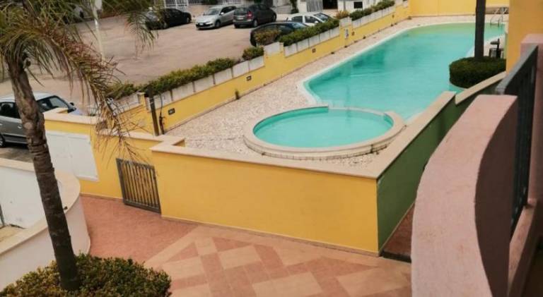 House with pool — photo 2
