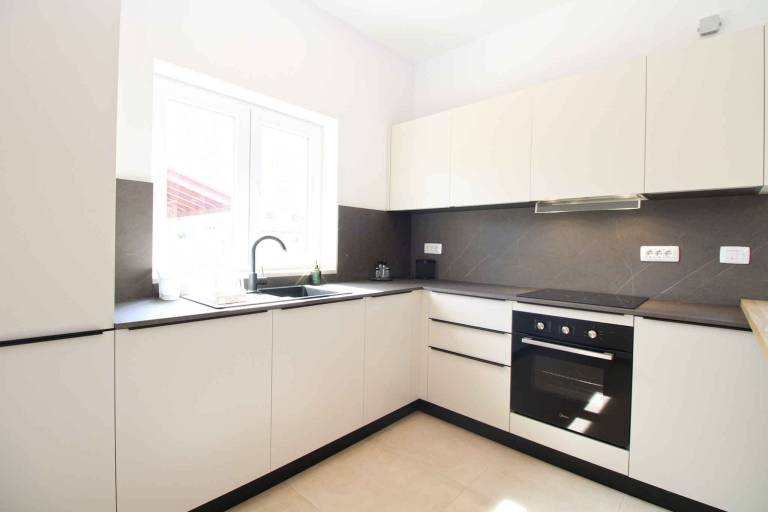Fully equipped spacious vacation home with private pool, barbecue & terrace | Dogs allowed — photo 4