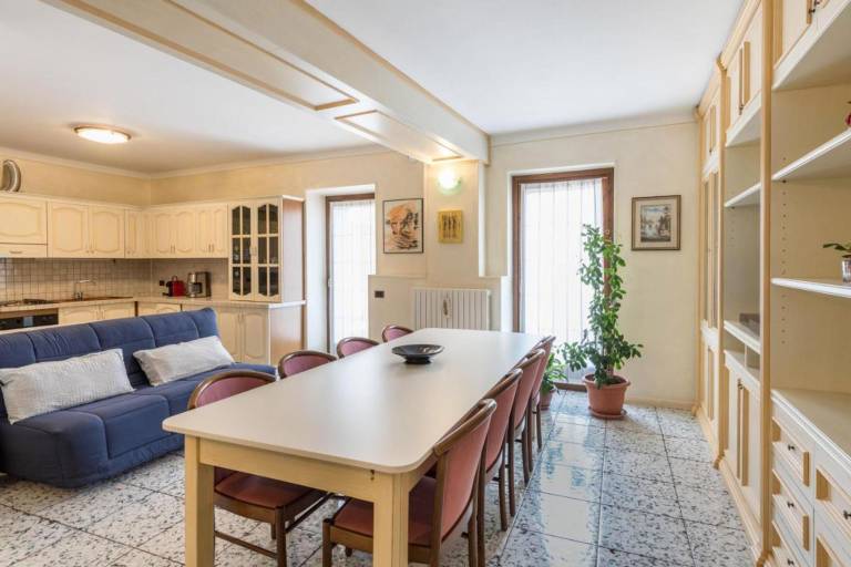 Apartment with yard & hot tub in Manerba del Garda