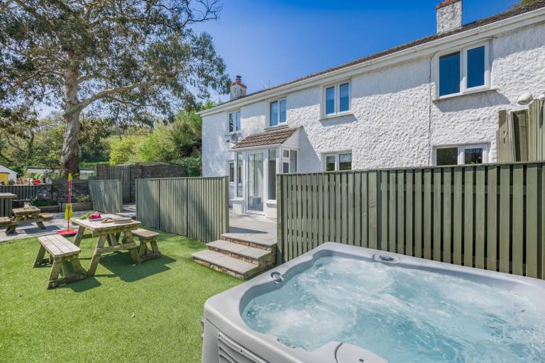 Cottage with hot tub & yard | Pets allowed — photo 2