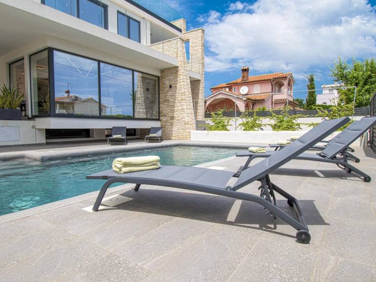 Fully equipped beautiful vacation home with barbecue, patio & pool | Pet-friendly — photo 2