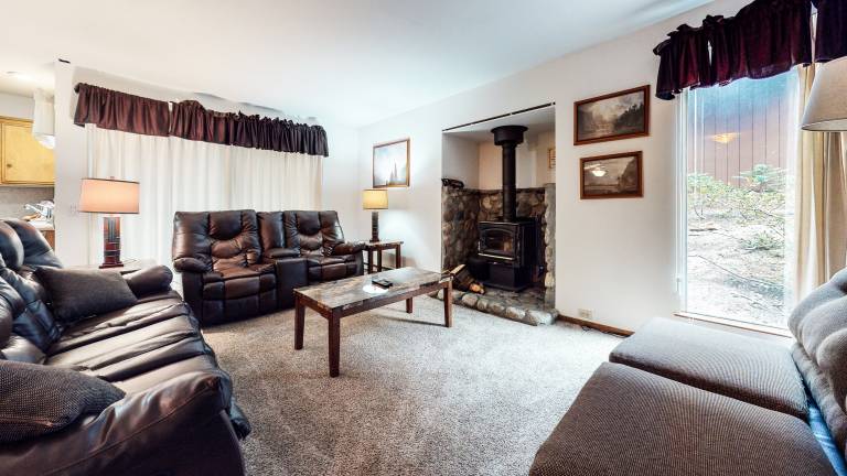 Condo with sauna, hot tub & heated pool in Mammoth Lakes, CA