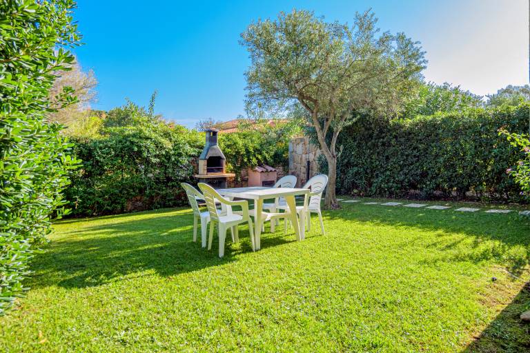 Villa with yard, barbeque & terrace — photo 3
