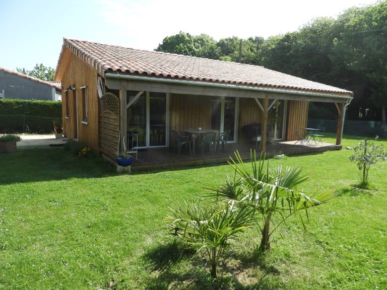 Vacation home with yard, barbeque & patio | Garden view in Saintes
