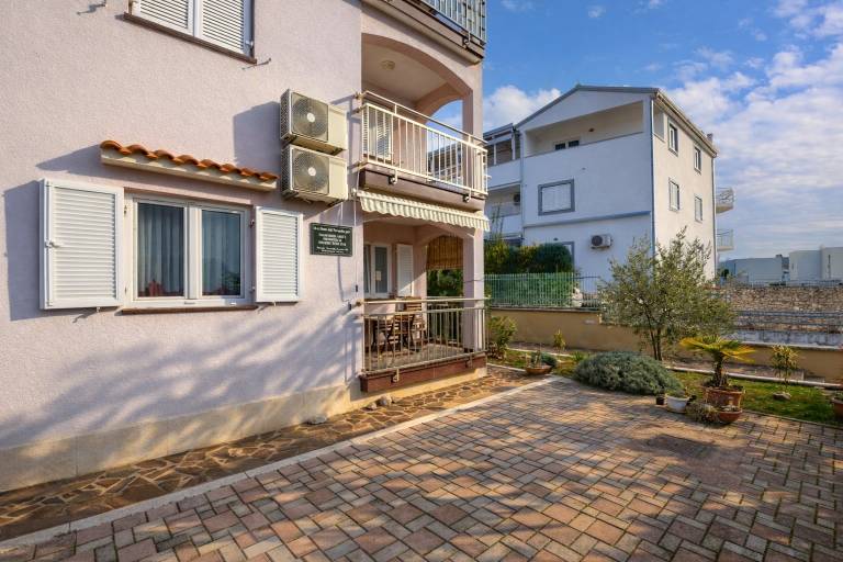 Holiday apartment with patio & yard | Pets allowed — photo 2