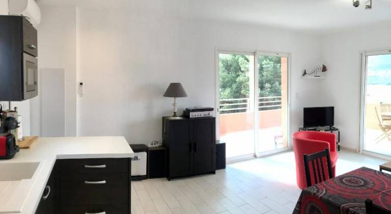 Holiday apartment with patio, grill & yard — photo 2