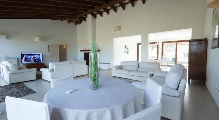 Villa with pool — photo 5