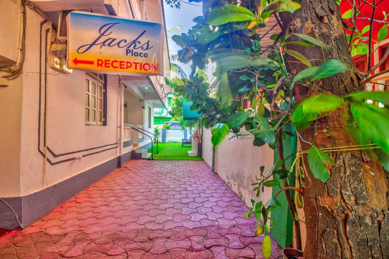 Serviced apartment with yard & terrace in Baga