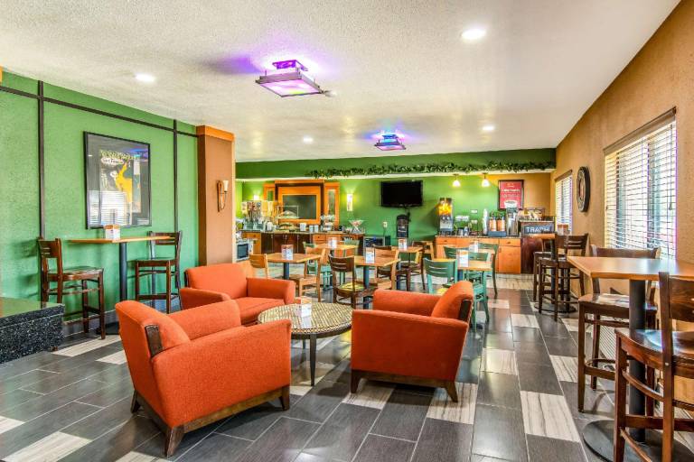 Econo Lodge Topeka at Wanamaker — photo 2
