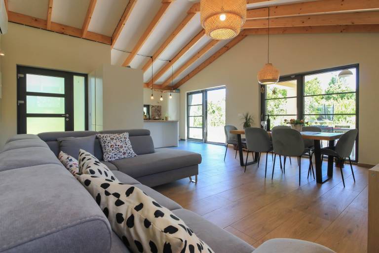 Villa with pool, BBQ & patio — photo 5