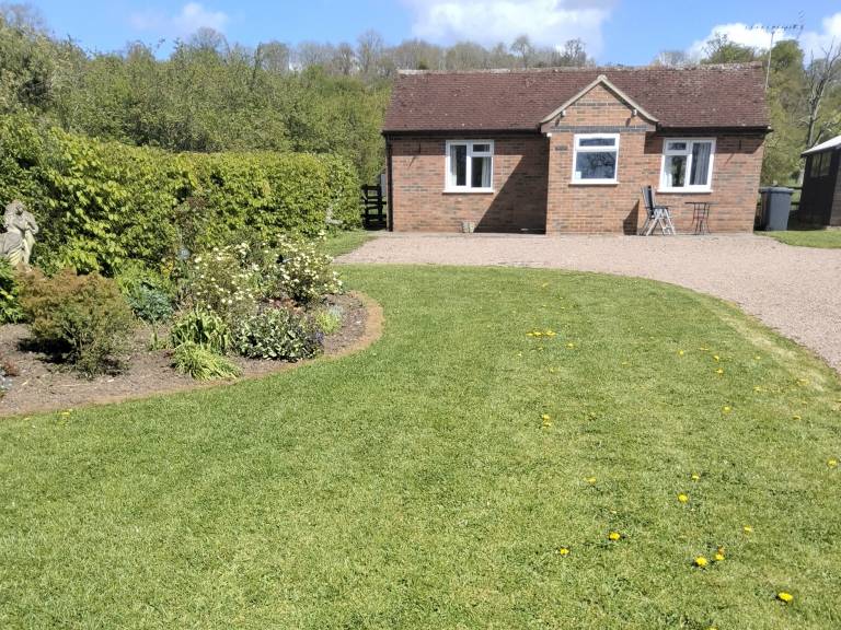 Cottage with yard | Pets allowed — photo 2