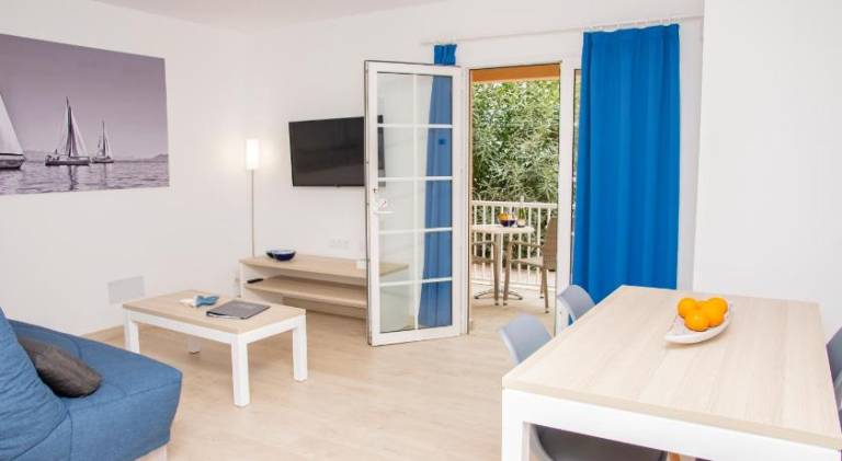 Rental apartment with terrace, pool & garden — photo 2