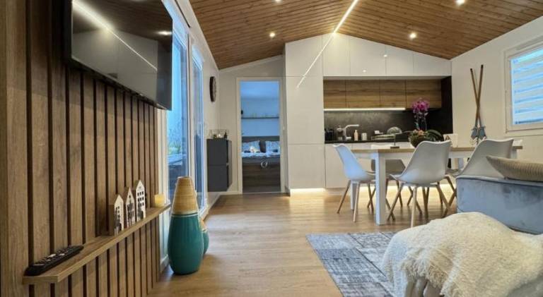Fully equipped holiday apartment with hot tub, garden & patio | Pets allowed — photo 3