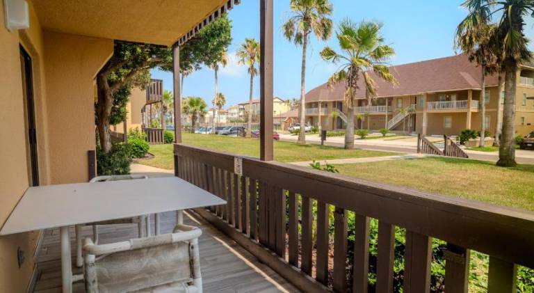 Pelicans Perch Charming 1BR Near Beach with Patio 160 — photo 5