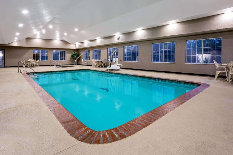 La Quinta Inn & Suites by Wyndham Conroe — photo 4