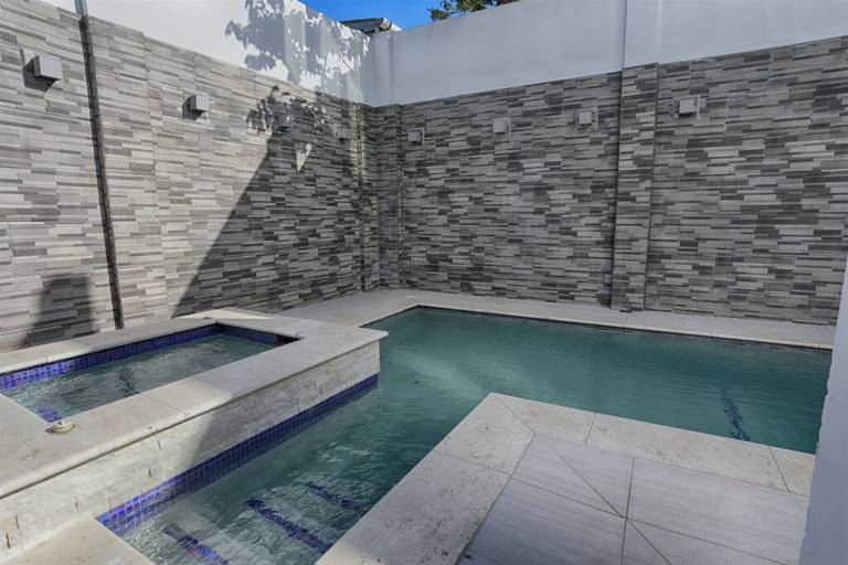 Jacuzzi Loft and Pool Glencoe Townhome