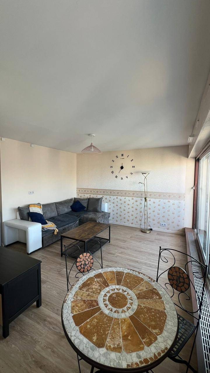 Holiday apartment with patio & yard in Vanves