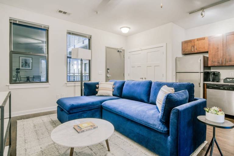CozySuites MusicRow Classy 1BR w free parking 24 — photo 2