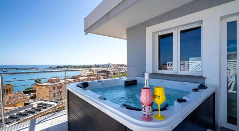 Serviced apartment with jacuzzi & terrace — photo 3
