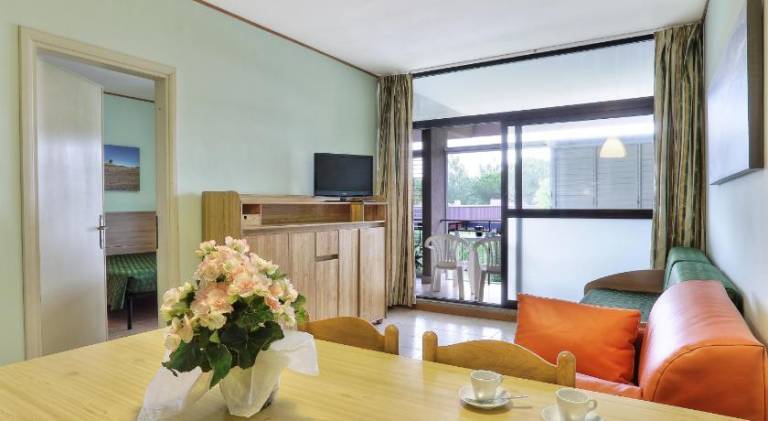 Serviced apartment with terrace, garden & pool — photo 2