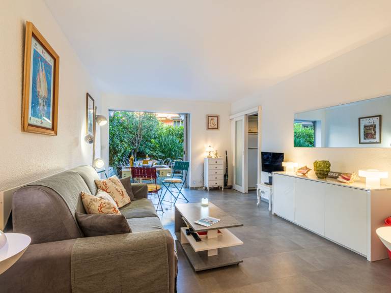 Apartment with yard & patio — photo 3