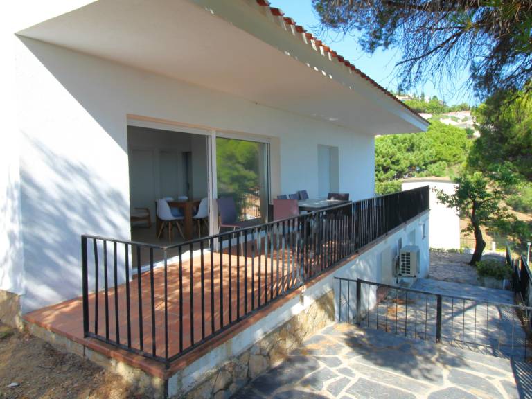 House with yard — photo 2