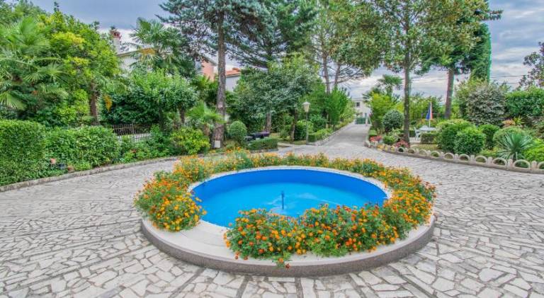 Holiday apartment with terrace & yard — photo 2