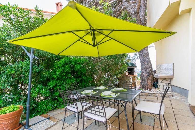 House with garden | Sea view in Rab