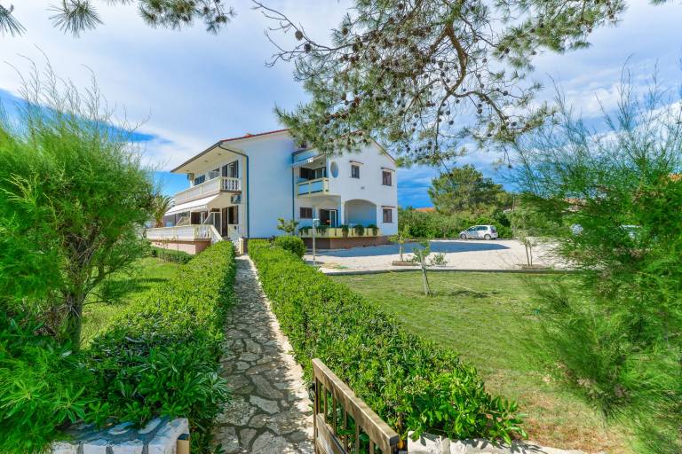 Holiday apartment with yard, BBQ & patio | Sea view — photo 2