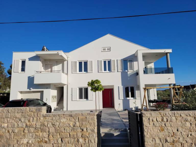 Child-friendly nice vacation home with private pool, terrace & yard | Garden view | Dogs allowed — photo 3