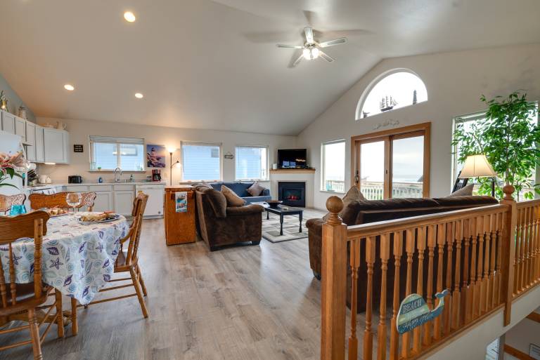 Walk to Beach! Pet-Friendly Westport Home w/ Views in Westport, WA