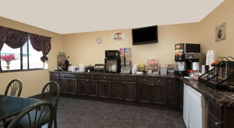 Super 8 By Wyndham Topeka/Wanamaker Rd/I-70 — photo 4