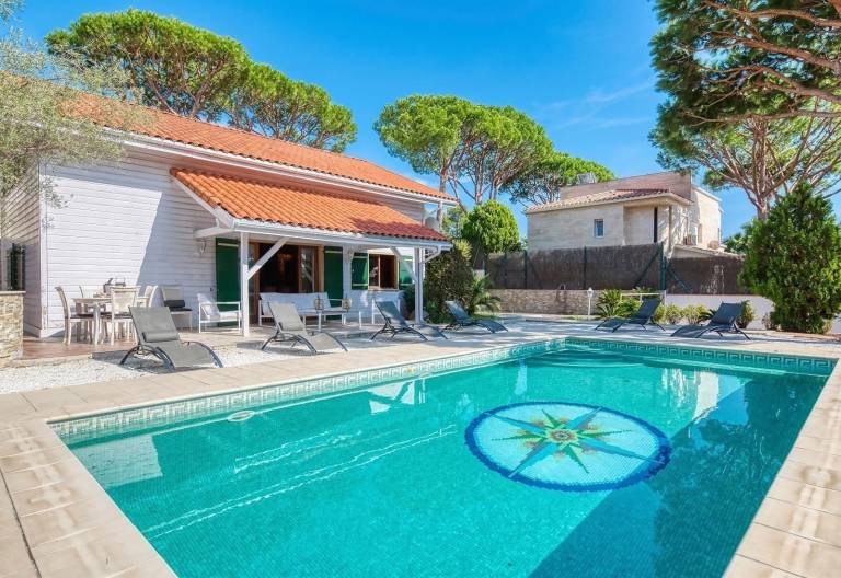Villa with private pool, BBQ & garden | Garden view — photo 3