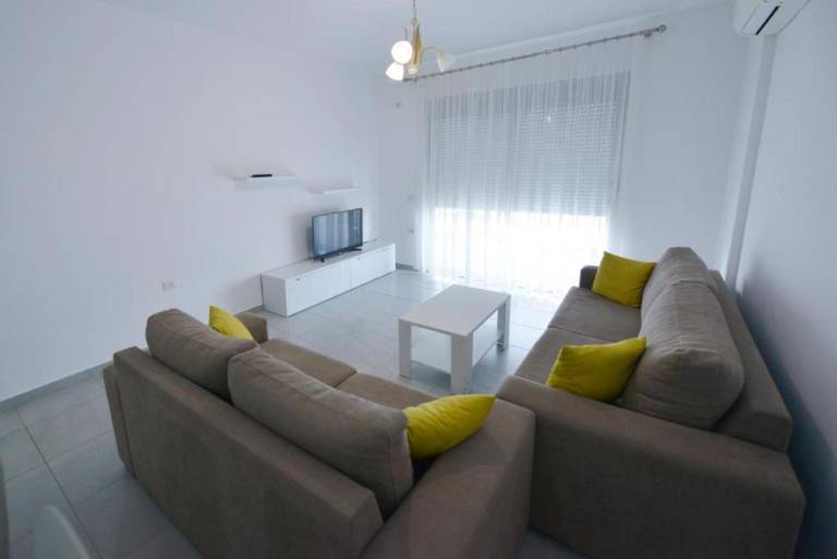Serviced apartment with terrace & yard — photo 2
