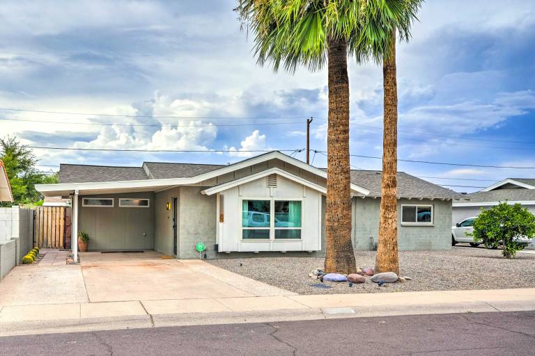 1 Mi to Old Town Scottsdale Home w Putting Green