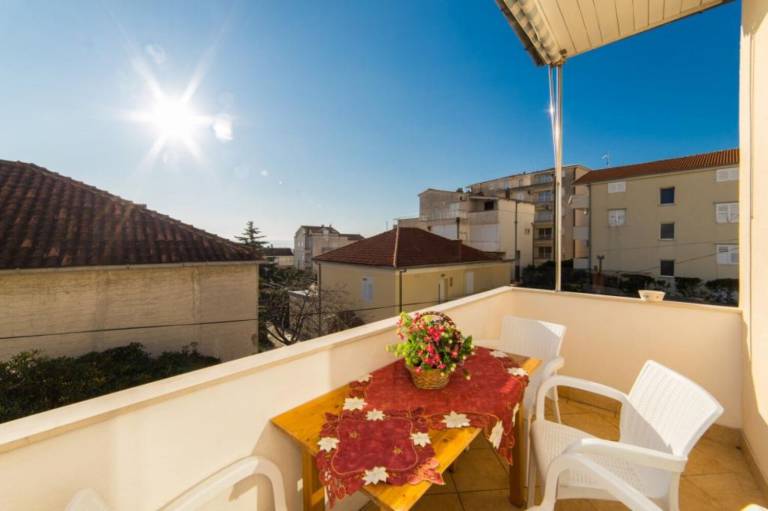 Rental apartment with yard & terrace | Sea view | Beach nearby | Pets allowed in Tucepi