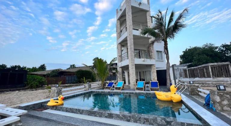 House with pool in Phetchaburi