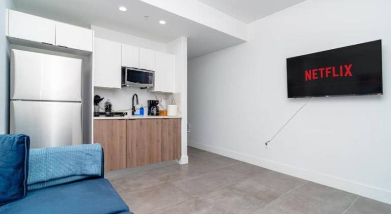 Centrally Located 1BR with King Bed Near Brickell, Airport Downtown and Wynwood — photo 5