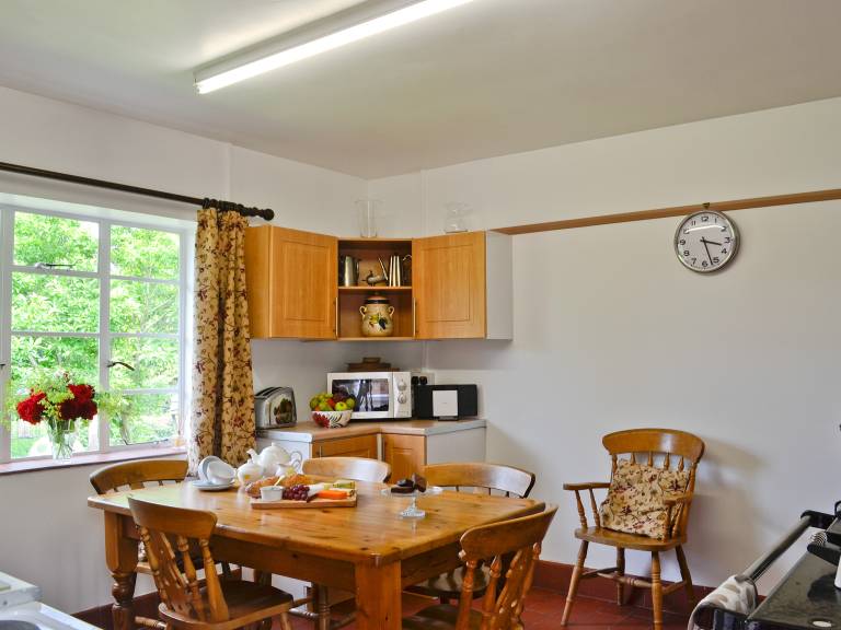 Cottage with BBQ, terrace & garden — photo 4