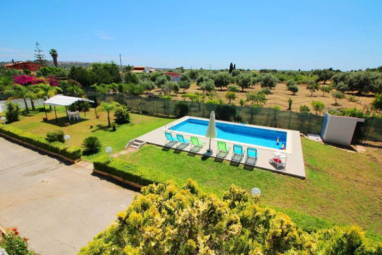 Ample villa with pool, yard & barbeque | Pets allowed — photo 3