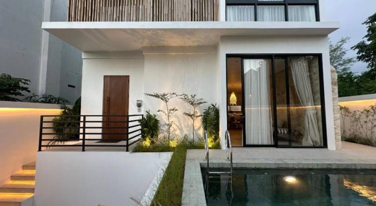 Villa with pool — photo 4