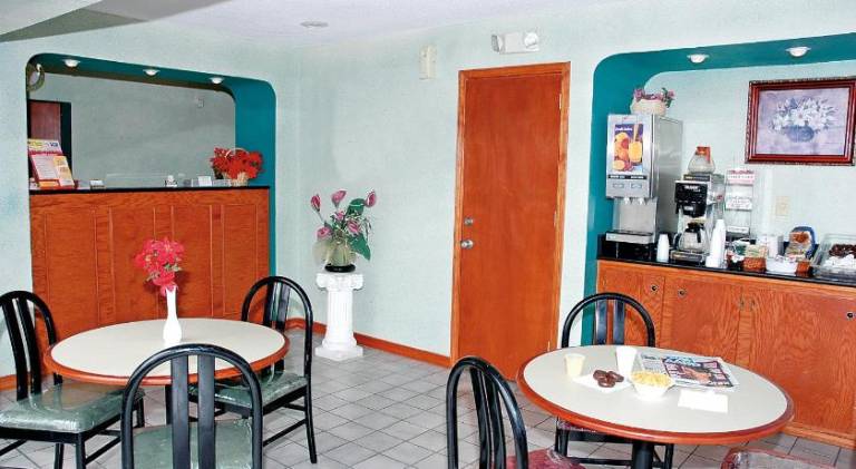 ECONOMY INN DILLON — photo 2