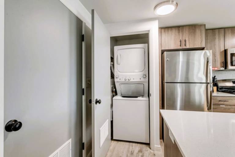 Convenient 2BR Apt w Parking Near Downtown SLC