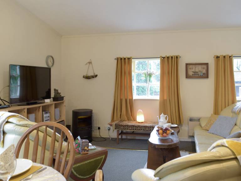 Family-friendly wonderful cottage with garden & pool | River view | Pets allowed — photo 5