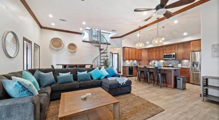 Fully equipped lovely vacation home with yard, grill & private pool | Beach nearby | Perfect for remote work | Pets allowed — photo 3