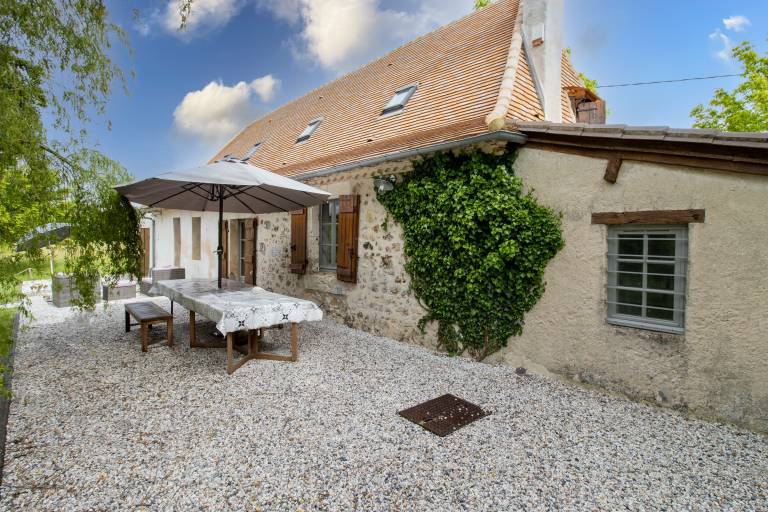 House with terrace, yard & pool | Garden view — photo 2