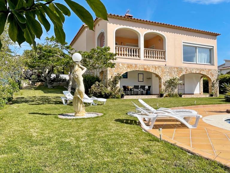 Villa with yard, private pool & barbecue — photo 2